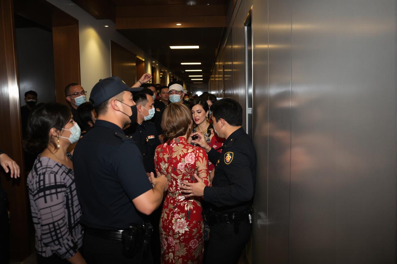 现场直击:某颁奖礼后台工作人员与艺人发生冲突,保安介入 - 51黑撩 现场直击:某颁奖礼后台工作人员与艺人发生冲突,保安介入 - 51黑撩